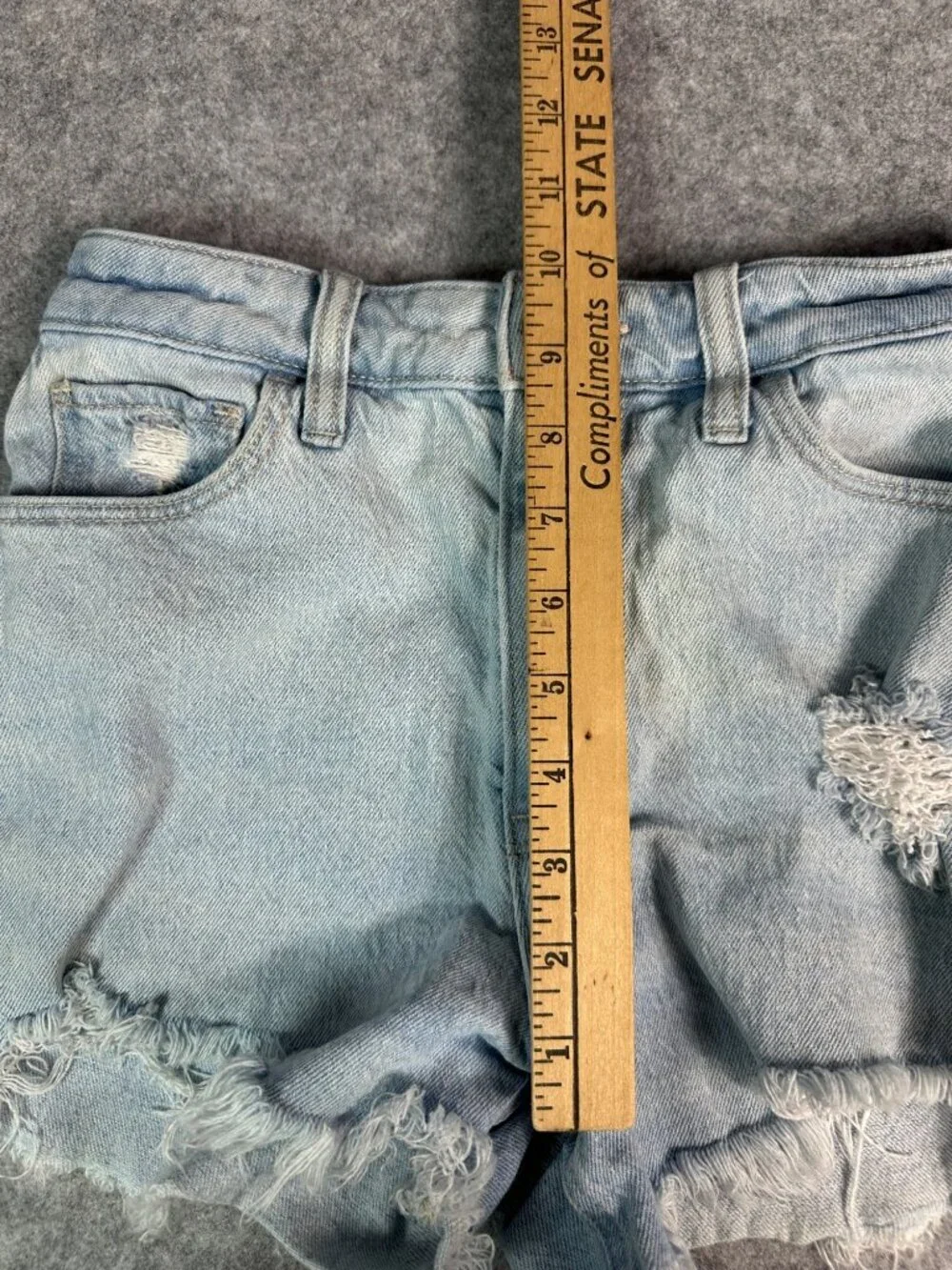 Hollister Ultra High Rise Mom Shorts Size 00 W24 Distressed Light Wash Denim